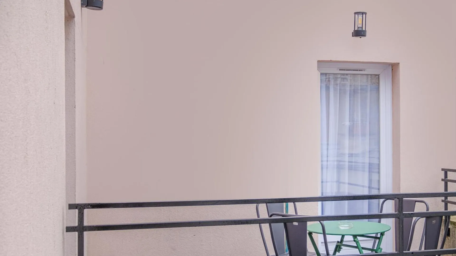East Aparthotel *